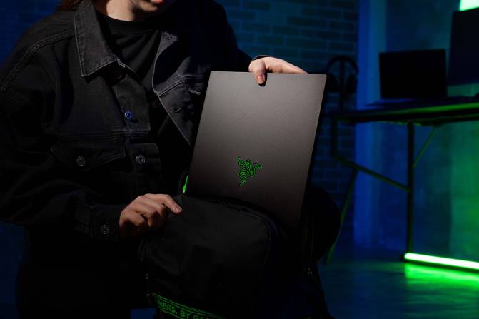 Razer تخصيص النصل الخاص بك 15 2PZV10 حاسوب محمول لون واحد