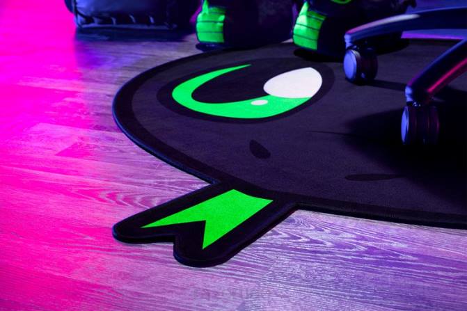 Razer سجادة أرضية سنيكي سنيك 2PZV142 كرسي الألعاب لون واحد