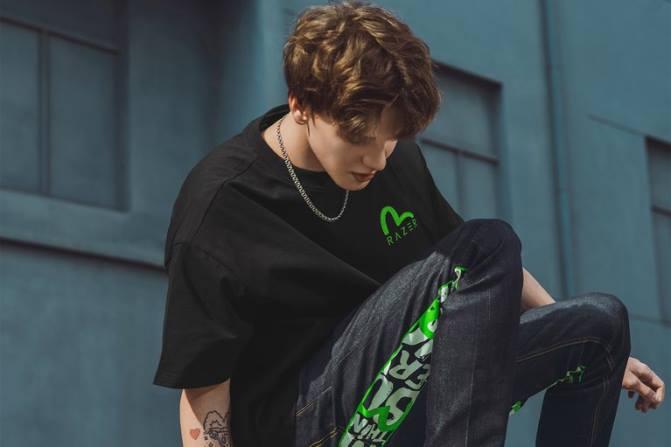 Razer تيشيرت بطبعة evisu دايكوك 2PZV191 ثياب لون واحد